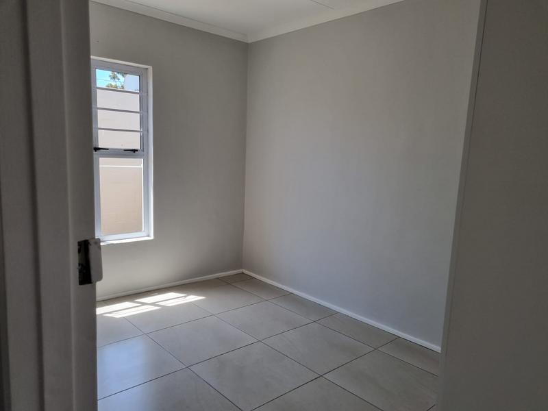 To Let 2 Bedroom Property for Rent in Oakglen Western Cape